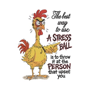 Pode incluir: Um design bordado apresentando uma galinha amarela com crista e penas da cauda vermelhas, parecendo zangada com olhos arregalados. O texto diz: The best way to use A STRESS BALL is to throw it at the PERSON that upset you, em letras pretas e vermelhas.