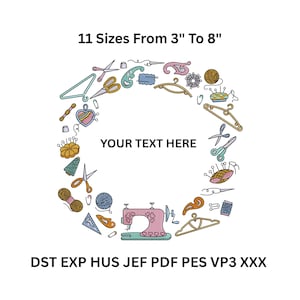 Puede incluir: Un diseño circular con ilustraciones relacionadas con la costura, como tijeras, una máquina de coser y carretes de hilo. El texto "YOUR TEXT HERE" está en el centro. El texto "11 Tamaños De 7.6 cm A 20.3 cm" está en la parte superior. El texto inferior dice "DST EXP HUS JEF PDF PES VP3 XXX".