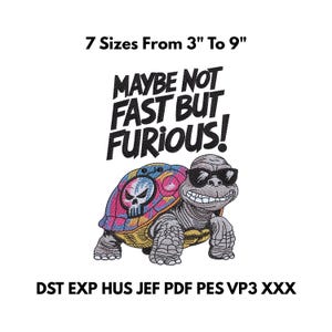 Peut inclure: Motif brodé d'une tortue de dessin animé portant des lunettes de soleil avec le texte "MAYBE NOT FAST BUT FURIOUS!". Le motif est disponible en 7 tailles, de 7,6 cm à 22,9 cm.