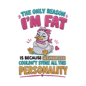 Könnte beinhalten: Ein gesticktes Design mit einer Cartoon-Ente mit einem rosa gepunkteten Kopftuch und verschränkten Armen. Der Text lautet: THE ONLY REASON I'M FAT IS BECAUSE A TINY BODY COULDN'T STORE ALL THIS PERSONALITY. Die Farben umfassen Rosa, Blau, Gelb und Grau.