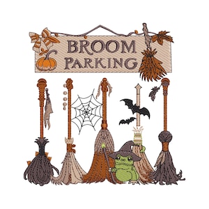 Puede incluir: Un diseño de bordado que presenta un letrero rectangular con el texto BROOM PARKING, una calabaza naranja y una escoba. Debajo hay cinco escobas distintas, una telaraña, dos murciélagos negros y una rana verde con un sombrero puntiagudo.