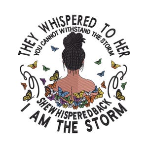 Puede incluir: Un diseño de bordado que muestra a una persona con un moño trenzado oscuro visto desde atrás, rodeada de mariposas coloridas. El texto dice: THEY WHISPERED TO HER YOU CANNOT WITHSTAND THE STORM SHE WHISPERED BACK I AM THE STORM.