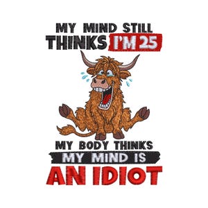 Könnte beinhalten: Ein gesticktes Design mit einer braunen Hochlandrind-Figur, die mit Tränen in den Augen lacht. Der Text lautet: MY MIND STILL THINKS I'M 25, MY BODY THINKS MY MIND IS AN IDIOT. Die Schrift ist in Schwarz und Rot auf weißem Hintergrund gehalten.