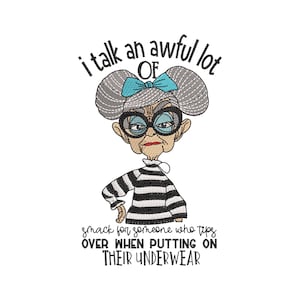 Könnte beinhalten: Ein Stickmotiv mit einer älteren Person mit grauem Haar in Dutts, einer blauen Schleife und einer großen schwarzen Brille. Die Person trägt ein schwarz-weiß gestreiftes Oberteil. Der Text lautet: I talk an awful lot OF smack for someone who tips OVER WHEN PUTTING ON THEIR UNDERWEAR.