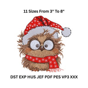 Könnte beinhalten: Ein gestickter Uhu mit Weihnachtsmütze und Schal. Der Uhu ist braun mit großen, runden Augen und trägt eine rote Mütze mit weißen Schneeflocken und einen roten Schal mit weißen Schneeflocken. Der Text "11 Größen Von 7,6 cm Bis 20,3 cm" steht über dem Uhu.