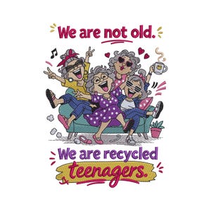 Może przedstawiać: Wzór haftu przedstawiający trzy siwowłose postacie siedzące na turkusowej kanapie. Tekst brzmi "We are not old." oraz "We are recycled teenagers." Postacie mają na sobie kolorowe ubrania, w tym fioletową sukienkę w kropki, i trzymają kubek.