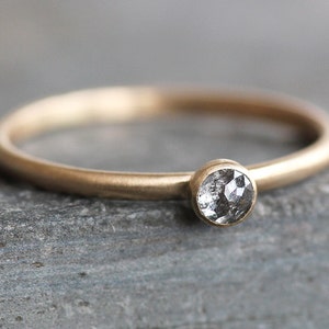 Anillo de diamantes sal y pimienta con corte rosa: banda apilable con bisel de oro de 14 quilates