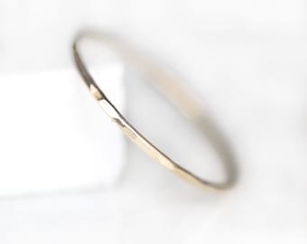 Massiver extra dünner Goldring, .8 mm einfacher gehämmerter Rundring, 10K / 14K Gelbgold Dünner Stapelring, Midiring, Spacer Band