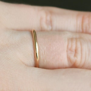 Massiver Gold Dünner Ehering, 14K / 10K Dünnes Band, 1,5mm Rundring, 15 Gauge, Stapelring, Spacer Ring, Recyceltes Gold Bild 2