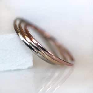 Lot de bagues superposées en or massif, bombés de 1 mm, anneaux filés tricolores en or, parure ombragée d'or mélangés jaune rose blanc, bagues superposables / midi