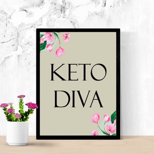 Puede incluir: Una impresi&oacute;n enmarcada en negro con fondo beige y el texto "KETO DIVA" en negro. Hay flores rosas en las esquinas de la impresi&oacute;n.