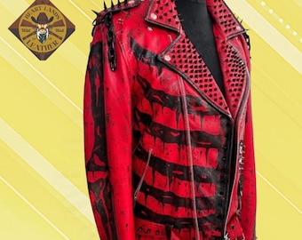 Puede incluir: Chaqueta de cuero roja con detalles negros y tachuelas. La chaqueta presenta un estilo motero clásico con cuello de solapa, cremallera asimétrica y múltiples bolsillos. El diseño incluye rayas y púas negras.