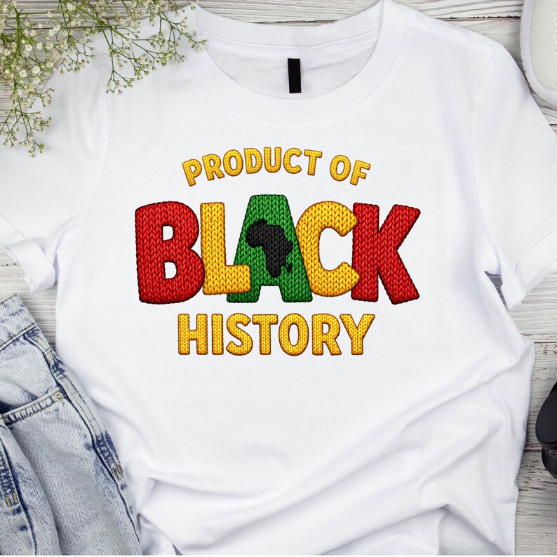K&ouml;nnte beinhalten: Wei&szlig;es T-Shirt mit dem Text "PRODUCT OF BLACK HISTORY" in Gelb, Rot und Gr&uuml;n. Das Wort "BLACK" hat ein gr&uuml;nes "A" mit einer schwarzen Afrika-Umrisslinie. Das Shirt ist ein Freizeitkleidungsst&uuml;ck.