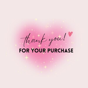 Op de afbeelding: Een roze hartvormige achtergrond met de woorden "thank you!" in cursief en "FOR YOUR PURCHASE" in vette, zwarte hoofdletters. Een klein rood hart staat naast de woorden "thank you!". De achtergrond heeft een zacht, wazig effect met fonkelende sterren.