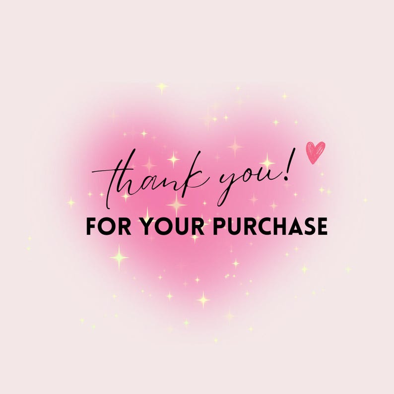 Op de afbeelding: Een roze hartvormige achtergrond met de woorden "thank you!" in cursief en "FOR YOUR PURCHASE" in vette, zwarte hoofdletters. Een klein rood hart staat naast de woorden "thank you!". De achtergrond heeft een zacht, wazig effect met fonkelende sterren.