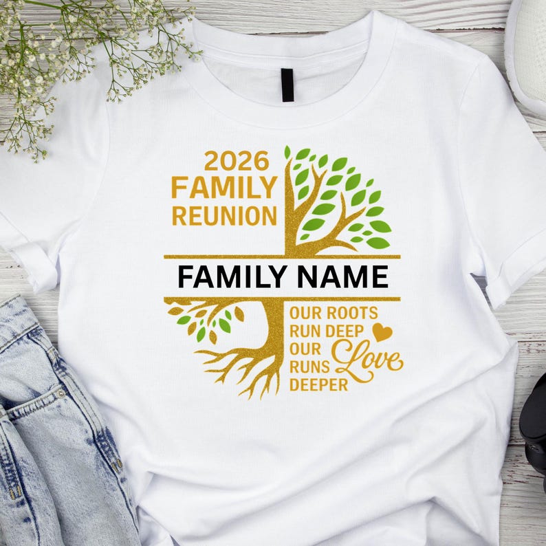 Op de afbeelding: Wit T-shirt met een familiebijeenkomst ontwerp. Het ontwerp bevat de tekst "2026 Family Reunion" boven een boomafbeelding. Onder de boom staat de tekst "Family Name" en de woorden "Our Roots Run Deep, Our Love Runs Deeper".
