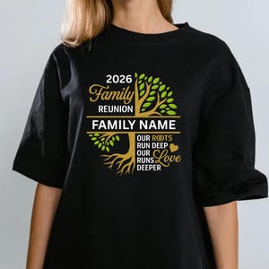 Op de afbeelding: Zwart T-shirt met een gouden en groene stamboom. Het shirt heeft de tekst "2026 Family Reunion" en ruimte voor een familienaam. Onder de boom staat "Our Roots Run Deep, Our Love Runs Deeper."