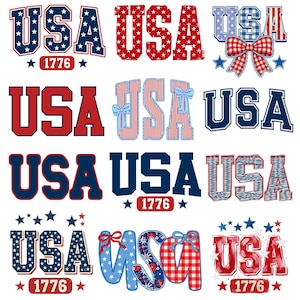 Op de afbeelding: Een verzameling van twaalf grafische ontwerpen met de tekst USA in diverse stijlen, waaronder rood-wit-blauwe patronen, sterren, strepen, gingham en bloemmotieven. Verschillende ontwerpen bevatten het jaartal 1776, strikken en steraccenten.