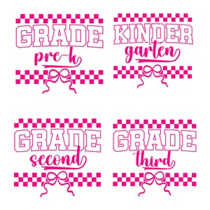 Op de afbeelding: Vier roze en witte schoolgraadontwerpen. Elk ontwerp bevat het woord 'GRADE' in een vetgedrukte, omlijnde letter, met 'pre-k', 'kindergarten', 'second' en 'third' in een scriptletter. Een roze geblokte rand en strik maken het ontwerp compleet.