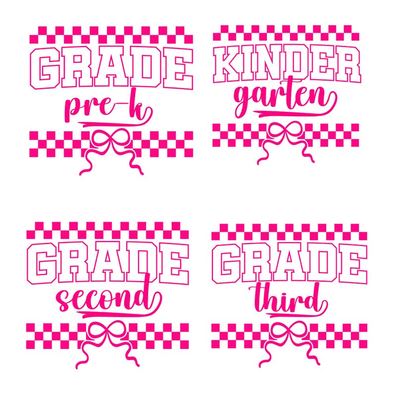 Op de afbeelding: Vier roze en witte schoolgraadontwerpen. Elk ontwerp bevat het woord 'GRADE' in een vetgedrukte, omlijnde letter, met 'pre-k', 'kindergarten', 'second' en 'third' in een scriptletter. Een roze geblokte rand en strik maken het ontwerp compleet.