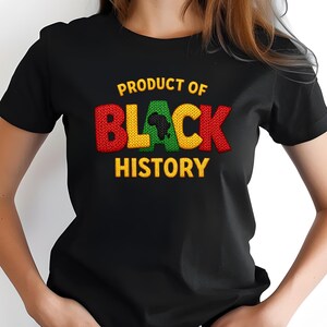 K&ouml;nnte beinhalten: Schwarzes T-Shirt mit dem Text "PRODUCT OF BLACK HISTORY" in einem farbenfrohen, strukturierten Design. Das Wort "BLACK" zeigt eine gr&uuml;ne Afrika-Grafik. Das Shirt ist ein Freizeitkleidungsst&uuml;ck.
