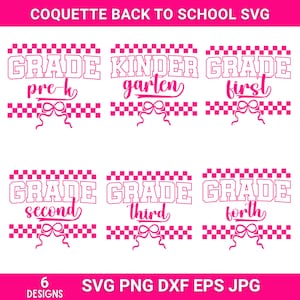 Op de afbeelding: Roze en witte SVG-ontwerpen voor back-to-school projecten. De afbeelding bevat zes ontwerpen met de woorden "Grade Pre-K", "Kindergarten", "Grade First", "Grade Second", "Grade Third" en "Grade Fourth". De ontwerpen bevatten een dambordpatroon en een strik.