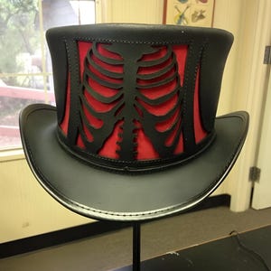 Leren hoed kruis schedels geribbelde stijl handgemaakte hoge hoed lederen steampunk hoge hoed gotische hoed Victoriaanse hoed cowboy halloween hoed cadeau voor mannen