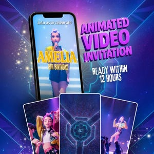 Op de afbeelding: Een smartphone toont een geanimeerde video-uitnodiging voor Amelia's 8e verjaardag. De uitnodiging toont een cartoonmeisje met een microfoon. Tekst op de telefoon luidt "Join us to celebrate". Extra tekst zegt "Animated Video Invitation" en "Ready within 12 hours."