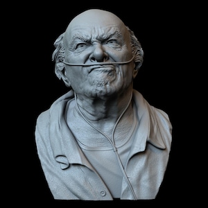 Può includere: Busto grigio di una persona anziana con espressione severa. La scultura presenta dettagliati tratti del viso, tra cui rughe e sopracciglia aggrottate. È visibile una cannula nasale. La figura indossa una camicia con colletto e una giacca.