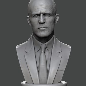 Pode incluir: Uma escultura de busto cinza de um homem vestindo um terno e gravata. A escultura está em uma base redonda.