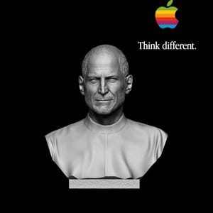 Puede incluir: Una escultura de busto en blanco y negro de Steve Jobs, cofundador de Apple, con el icónico logotipo de Apple arcoíris y el lema "Think different." sobre él.