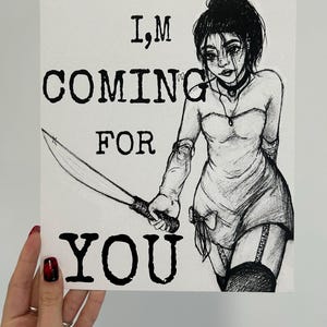 NON FIDARTI delle stampe illustrate, delle decorazioni artistiche, del colore bianco e nero, delle belle ragazze.