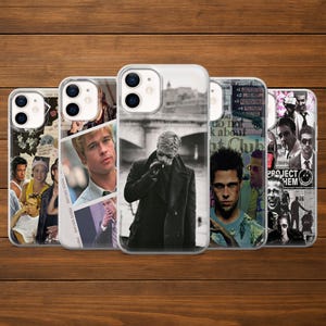 Könnte beinhalten: Eine Sammlung klarer Handyhüllen mit Fotocollagen von Schauspielern und Filmszenen. Die Designs enthalten Text und verschiedene Bilder. Präsentiert auf einer Holzoberfläche.