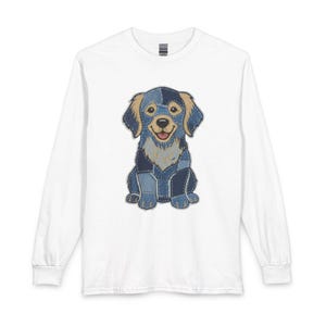 Op de afbeelding: Wit shirt met lange mouwen met een vrolijke hondenafbeelding. Het hondenontwerp is gemaakt van denim patches in blauwe en bruine tinten. Het shirt heeft een ronde hals en lange mouwen.