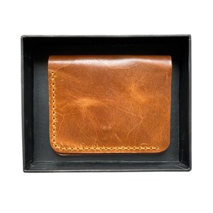 Tarjetero de piel marrón artesanal con bolsillo para billetes. Billetera fina para tarjetas y billetes. Diseño minimalista premium para hombre.