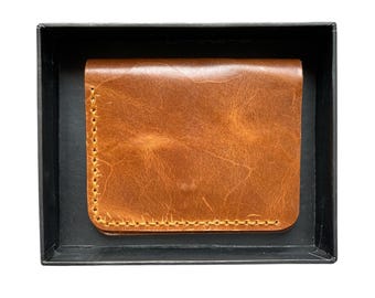 Tarjetero de piel marrón artesanal con bolsillo para billetes. Billetera fina para tarjetas y billetes. Diseño minimalista premium para hombre.