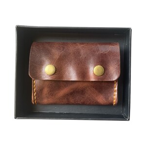 Cartera de cuero marrón para hombre hecha a mano: estilo atemporal y artesanal con botones de latón.