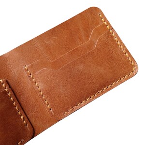 Cartera de cuero marrón genuino hecha a mano: diseño clásico plegable con ranuras para tarjetas y un espacioso bolsillo para efectivo para llevar a diario.
