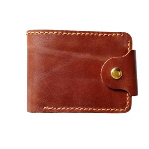 Portefeuille en cuir rougeâtre fait main avec bouton en laiton, pliable en deux - Design élégant et durable pour contenir cartes et espèces, parfait pour un usage quotidien
