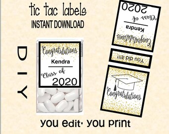 以下が含まれることがあります： 「おめでとうございます Kendra 2020年クラス」と書かれたラベルが付いた透明な Tic Tac ボックス。画像には、卒業キャップと「You did it!!!」というテキストが付いたラベルも含まれています。「tic tac labels INSTANT DOWNLOAD」というテキストも表示されています。