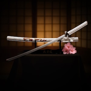 Handgemaakt Samurai Katana Zwaard met Schede + Standaard 4KM100-405WH Woondecoratie voor Halloween als Muurkunst en voor Cosplay Kostuum
