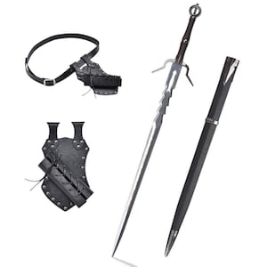 Può includere: Una spada in stile medievale con una lama argentata e un'impugnatura marrone scuro, accompagnata da un fodero in pelle nera e due supporti in pelle nera. La spada ha un design unico e frastagliato.