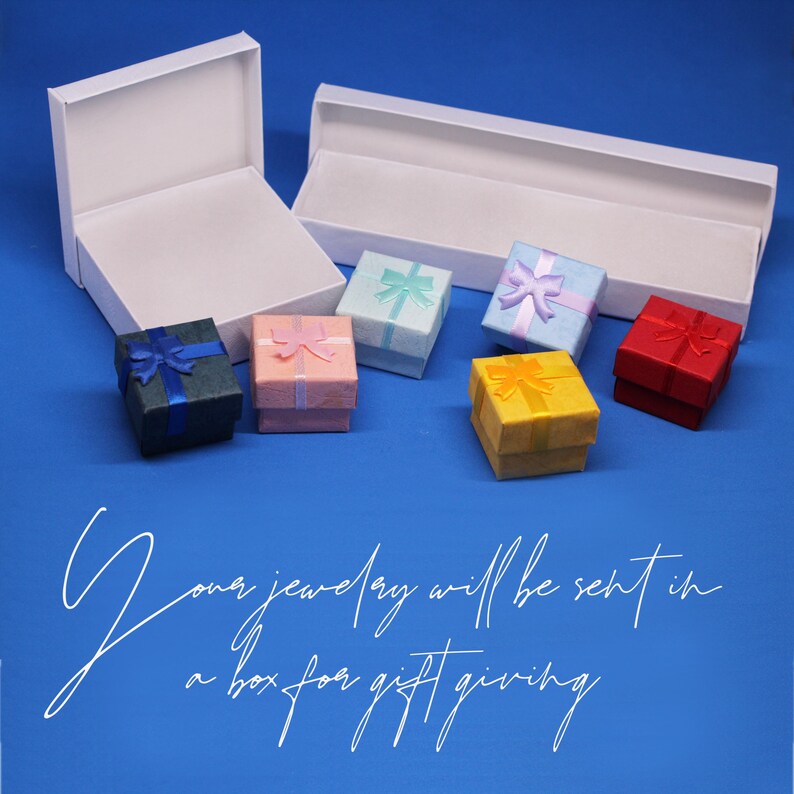 Puede incluir: Surtido de peque&ntilde;as cajas de regalo con lazos de cinta de colores. Las cajas son de cart&oacute;n y son perfectas para empaquetar peque&ntilde;os regalos. Tus joyas se enviar&aacute;n en una caja para regalar.