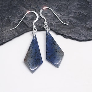 Cielo estrellado: hermosos aretes de plata esterlina con dumortierita azul real