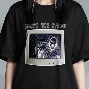 Camiseta Cyberpunk Hacker Glitch - Estilo Retro Horror - Diseño de Cómic Oscuro - Cultura de Internet y Videojuegos