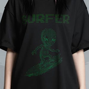 Camiseta Digital Surfer Code Matrix con estética de terminal verde - Regalo retro para programadores