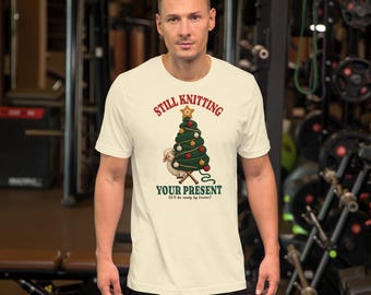 Lustiges Strick-Weihnachts-T-Shirt, Geschenkidee für Stricker, „Ich stricke noch an deinem Geschenk“-Weihnachtsbaum-Shirt, Geschenk für Häkelfans