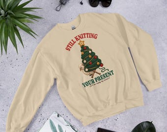 Lustiges Strick-Weihnachts-Sweatshirt, Stricker-Weihnachtspullover, Rundhalsausschnitt „Noch am Stricken“, Geschenk für Häkelgarn-Liebhaber
