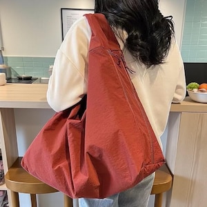 Umhängetasche aus Nylon mit großer Kapazität für Frauen, eine Retro-Crossbody-Hobo-Tasche, die Mode und Funktion verbindet.