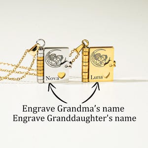 Könnte beinhalten: Zwei gold- und silberfarbene Medaillon-Halsketten. Jedes Medaillon ist wie ein kleines Buch geformt, mit Verschluss und Kette. Das silberne Medaillon ist mit dem Namen "Nova" graviert, das goldene mit "Luna". Der Text auf dem Bild lautet "Gravieren Sie den Namen der Oma" und "Gravieren Sie den Namen der Enkelin".